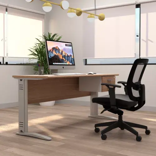 MESA RETA COM PÉ DE AÇO