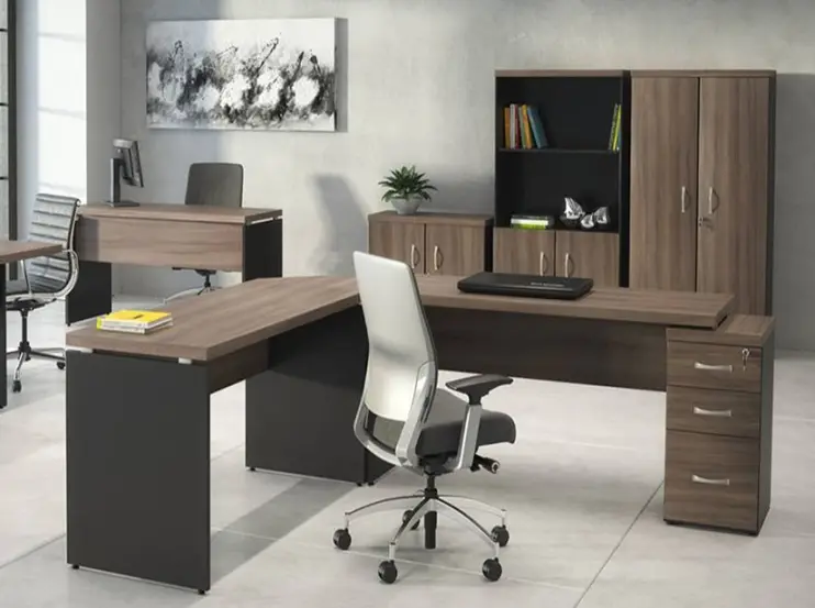 MESA DIRETOR EM "L" COM PÉ GAVETEIRO E CONEXÃO TRIANGULAR